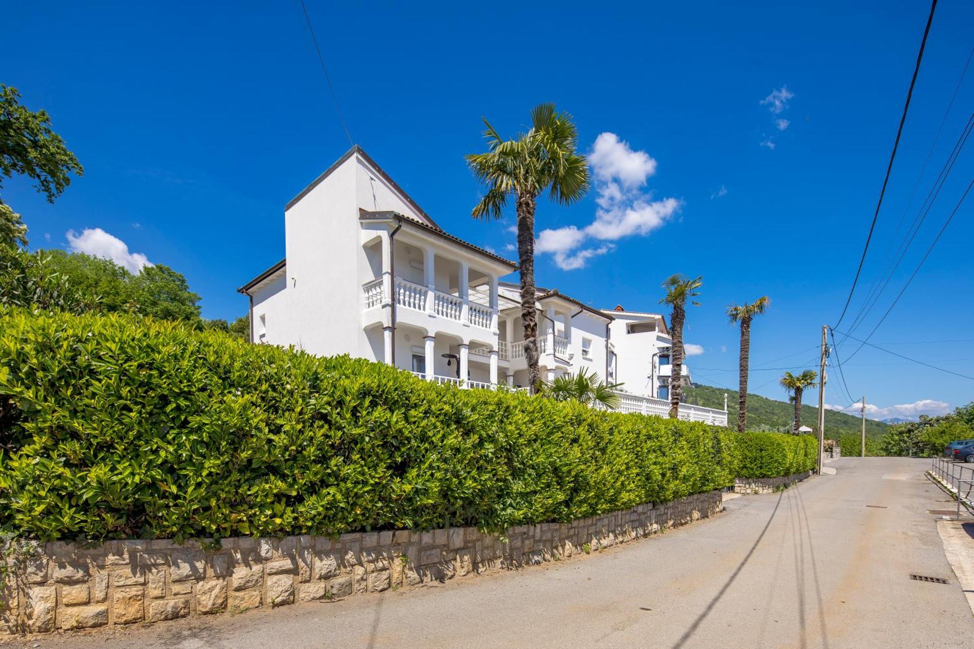 Villa Garden Apartment With Pool Опатия Экстерьер фото